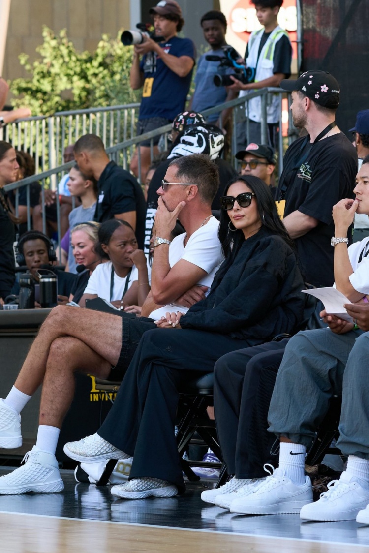 开云官方平台-瓦妮莎上脚Kobe 3 Protro“钻石PE” 镶嵌着5575颗施华洛世奇水晶