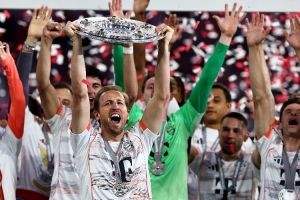 庆祝太嗨了？孔帕尼谈凯恩替补：这是他第一冠，状态不理想很正常